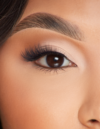 पी.लुईस फर्स्ट साइट कैट आई लैशेज