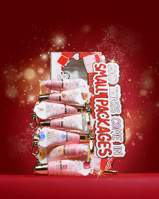 लाल पृष्ठभूमि पर 'सभी अच्छी चीजें छोटे पैकेज में आती हैं' मिनी लिप कंडीशनर उपहार सेट का सेट