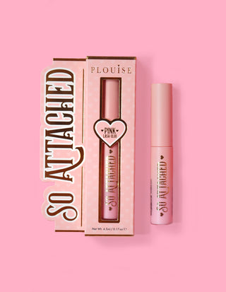 पी.लुईस ने लैश ग्लू उत्पाद पैकेजिंग और ग्लू ट्यूब को गुलाबी पृष्ठभूमि के सामने रखा।