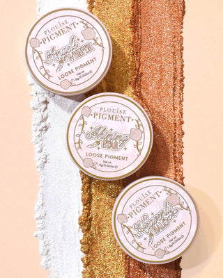 पी.लुईस स्टारडस्ट सीक्रेट्स के तीन कंटेनर, प्रत्येक टब से चमकीली पंक्तियों के सामने लूज़ ग्लिटर आईशैडो पिगमेंट